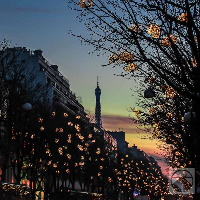 france - パリの空にサンタ！シャンゼリゼ通りのクリスマスイルミネーション - 夜景, マーケット, パリ, イベント